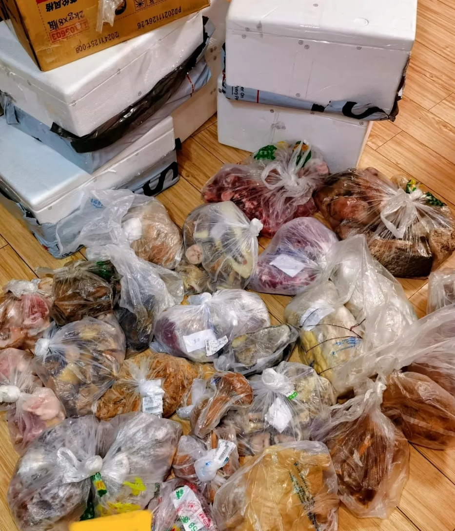 天哪，我简直受不了了，心里要崩了，今天快递员打电话说有超大件包裹，我还纳闷，拿到