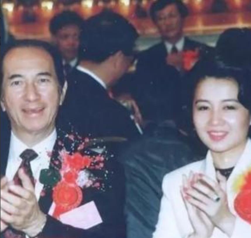 1957年，36岁何鸿燊对病重的原配黎婉华说：“我不能一辈子当和尚，需要一位女性