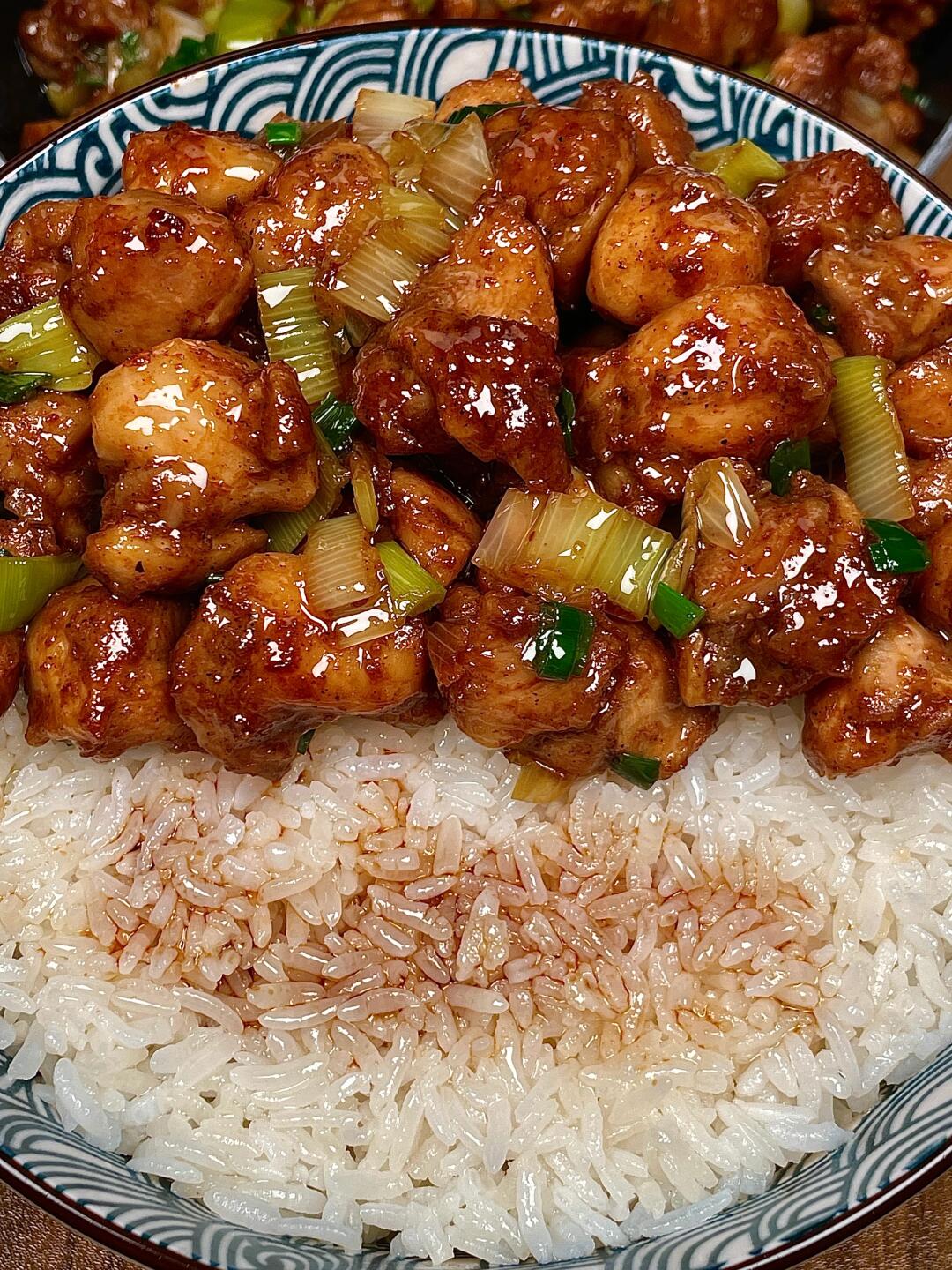 好吃下饭的葱烧鸡，巨香巨好吃！！
鸡腿肉鲜香入味，鲜嫩多汁，葱香四溢～
满屋飘香
