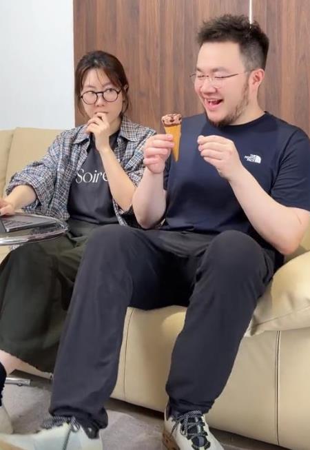 巴图出身演艺世家，在星二代中备受关注，多年来努力在演艺圈发展。近日他晒出家庭日常