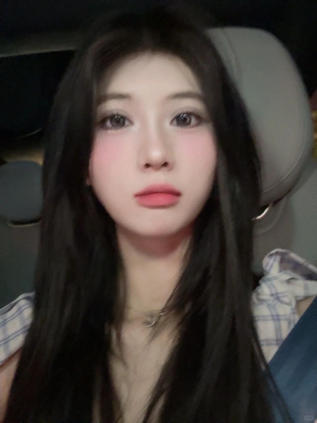 po几张💙
尝试了蓝色的眼妆 很喜欢这种清透感
嗷呜嗷呜一口一个捏