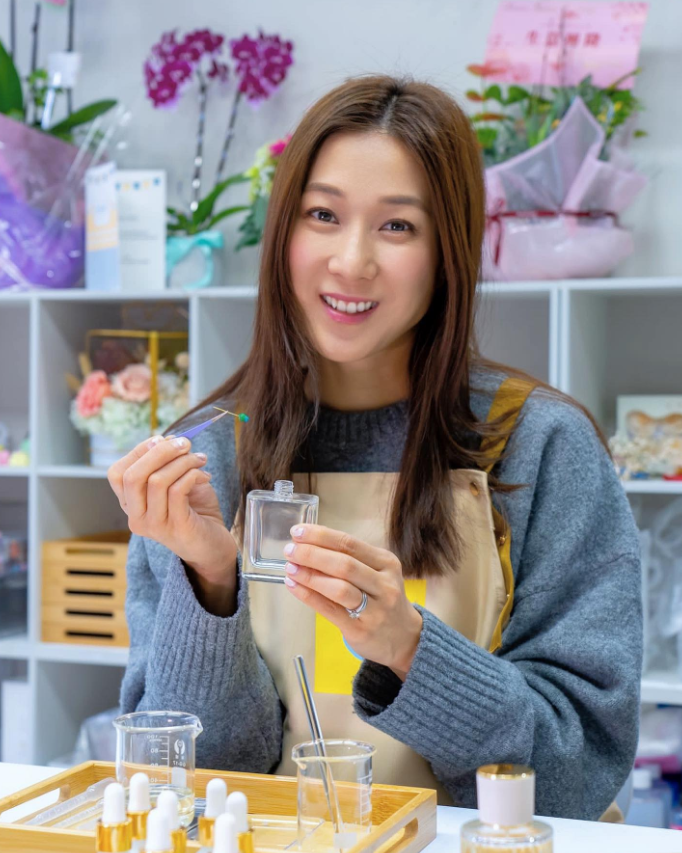她当年是香港TVB顶级美女，现在已经结婚生孩子淡出娱乐圈，现在依然这么漂亮