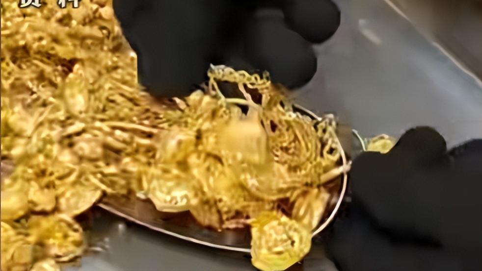 江苏女子金店维权后续：围观者爆料，金店否认，真假难分维权困难