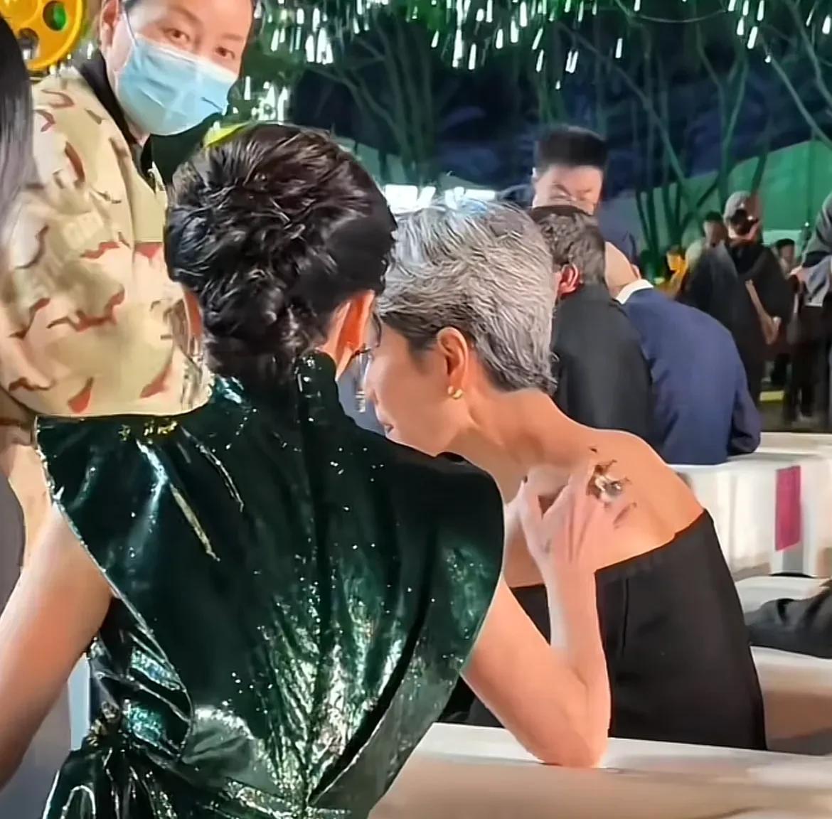 叶童的薄肩美背太撩人，赵雅芝都按耐不住直接上手了，胆子越来越大！两人一起上台颁奖