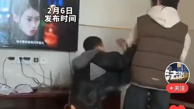 弟弟打了姐姐一耳光想跑被一把抓住，反转很犀利！
