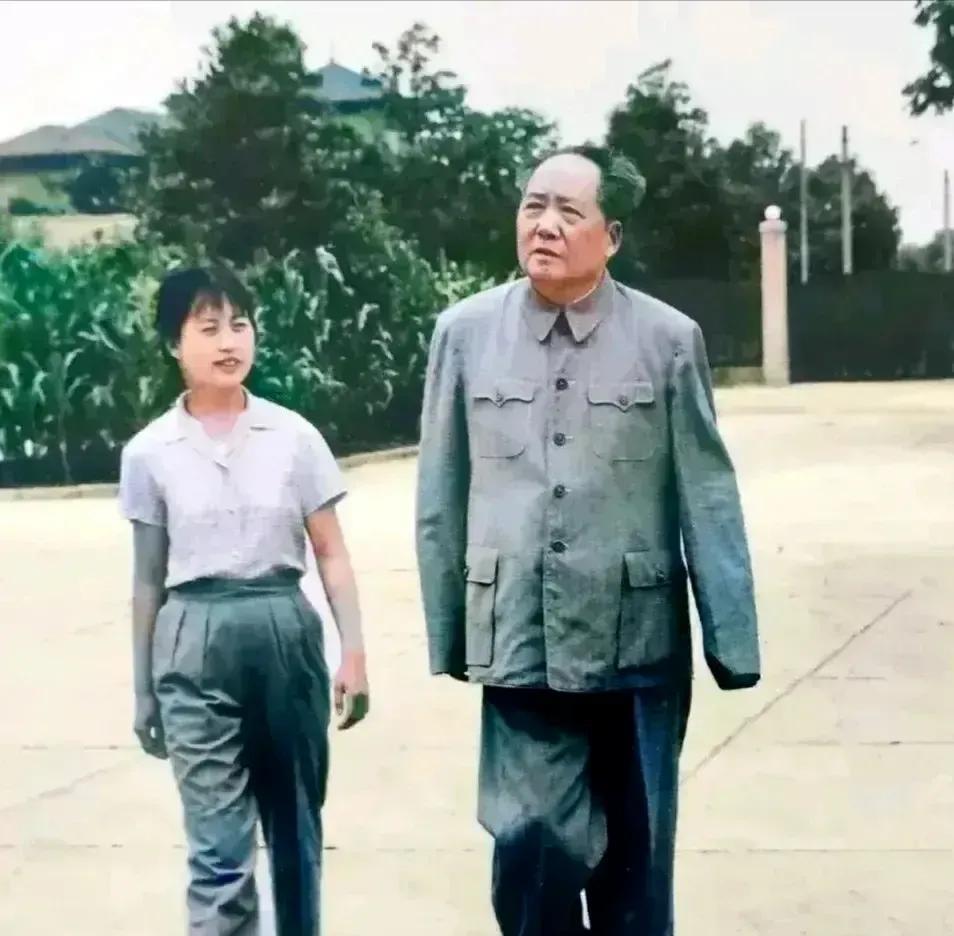 1960年秋，年仅16岁的张玉凤当上了中央首长专列的列车员，1970年被调到毛主