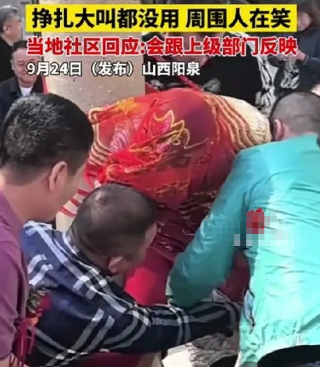 山西一新娘被众人绑在电线杆上，这3点想不到。

1、这样恶意的婚闹与女大学生被拐