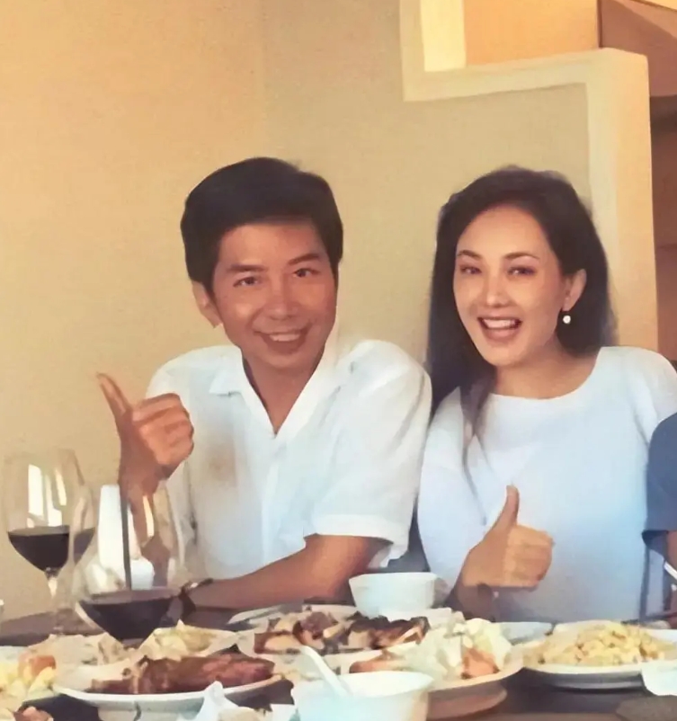 决定结婚的前一晚，牛莉做了一个梦，梦见一个陌生男人从很远的地方向她走来。

这个