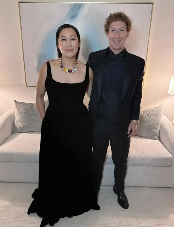 事出反常必有妖
扎克伯格和他的妻子从2012年就开始交往，2013年就步入了婚姻