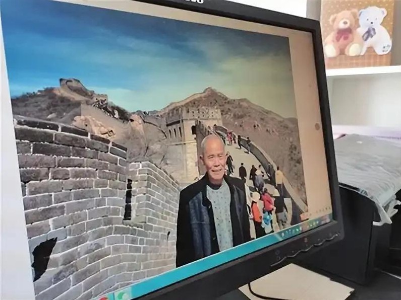 七旬老人游长城 陌生人拍照送温暖

                      