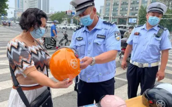 3月不戴头盔也处罚？交警:电动车“4大行为”严查
嘿，各位朋友！每天在城市道路上
