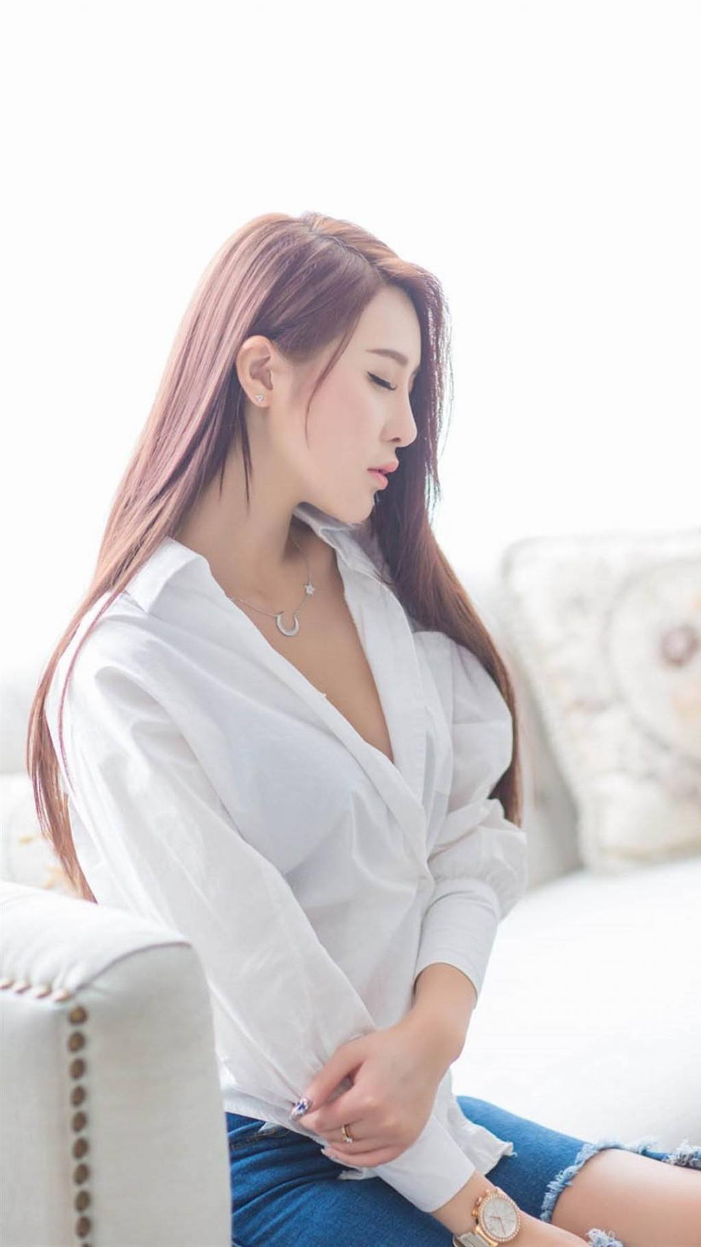 老婆和隔壁老王发生了关系，被我逮住。我们离了婚，她净身出户。离婚后1个月，我老婆