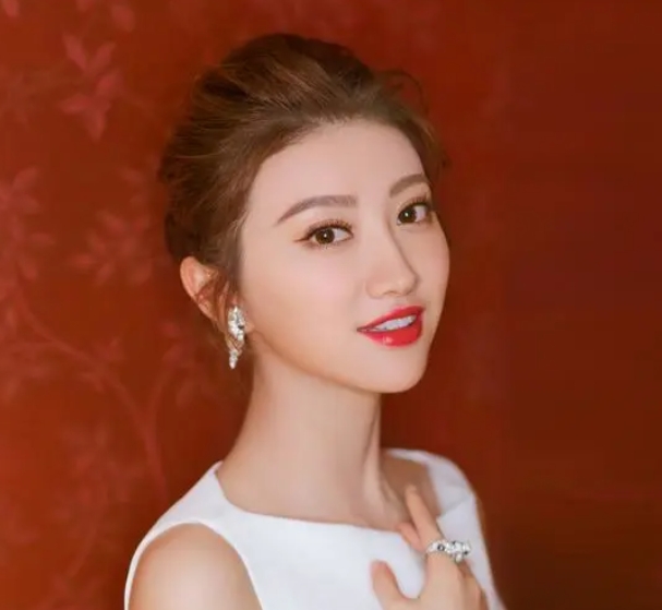 景甜：演艺路上的璀璨之星