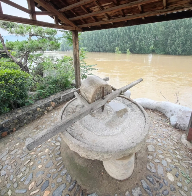 最近市面上出现了好多二斤装的茅台。近期去广西出差，在客户公司三天的时间里，一直拿