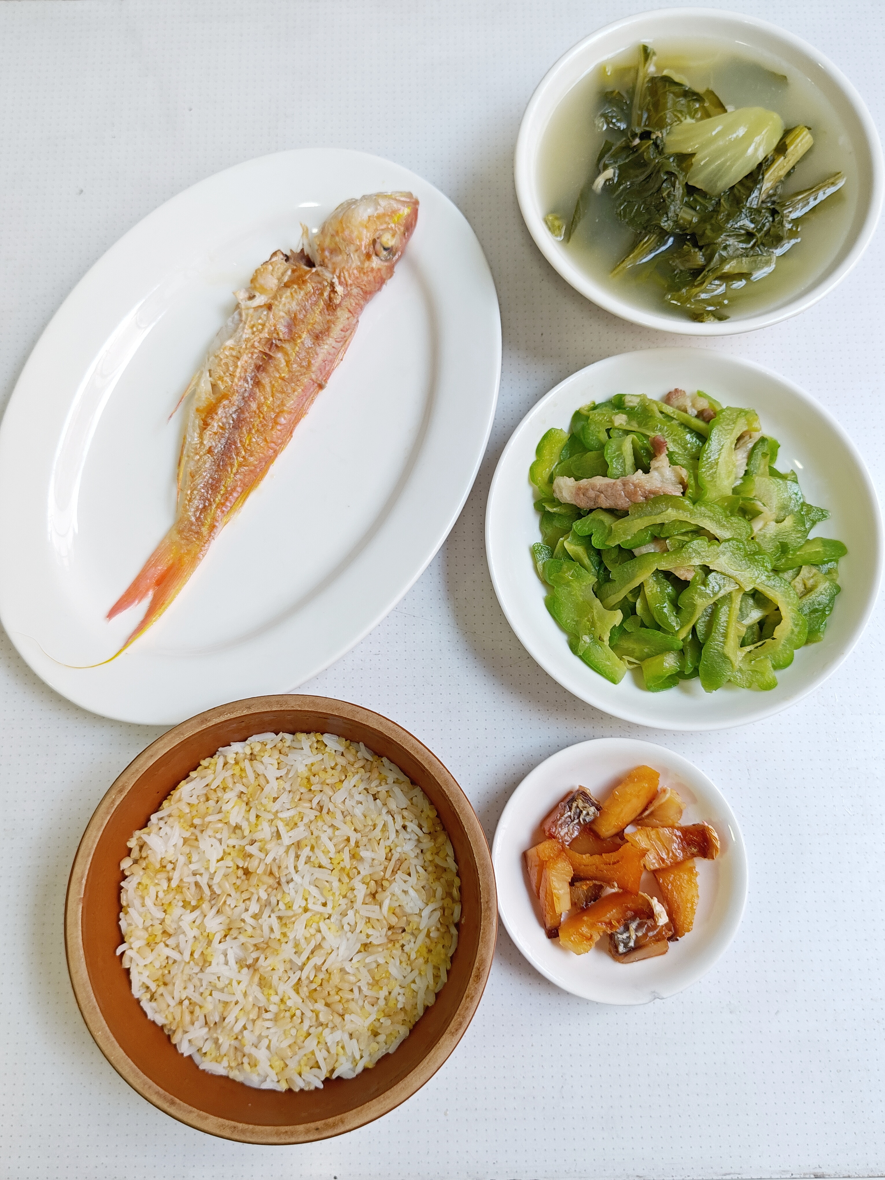晚餐，干煎红衫鱼，猪肉炒苦瓜，煲淋芥菜，煎红鱼干，蒸三米饭。早上买延绳钓的新鲜红