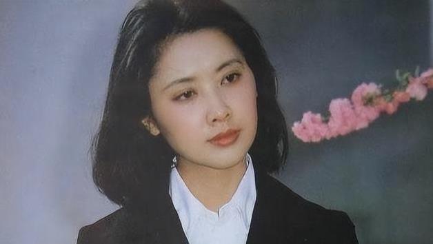 她是中国第一美女，结2次婚都没孩子，如今72岁仍美得令人羡慕！