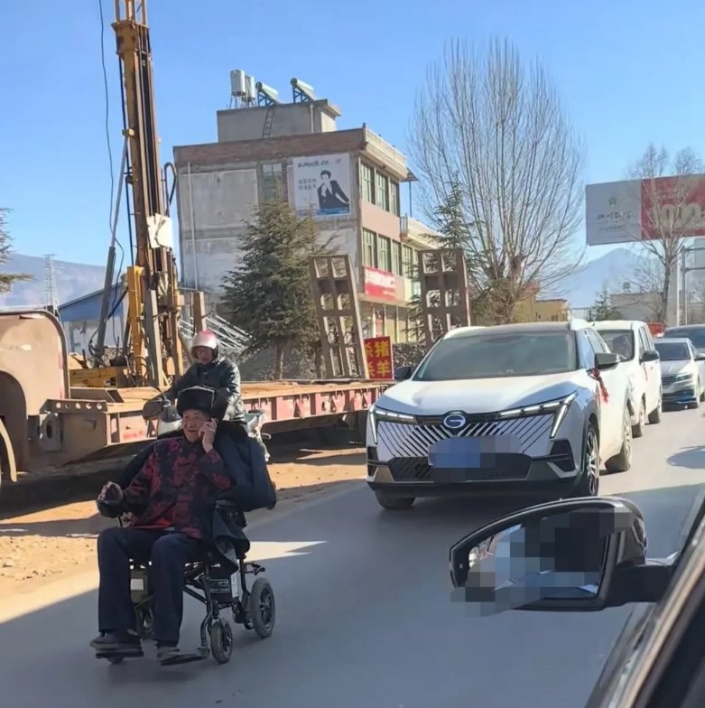 你永远都不知道堵车的源头会是什么……路上碰见一大爷，坐着个轮椅，在大马路中间打起