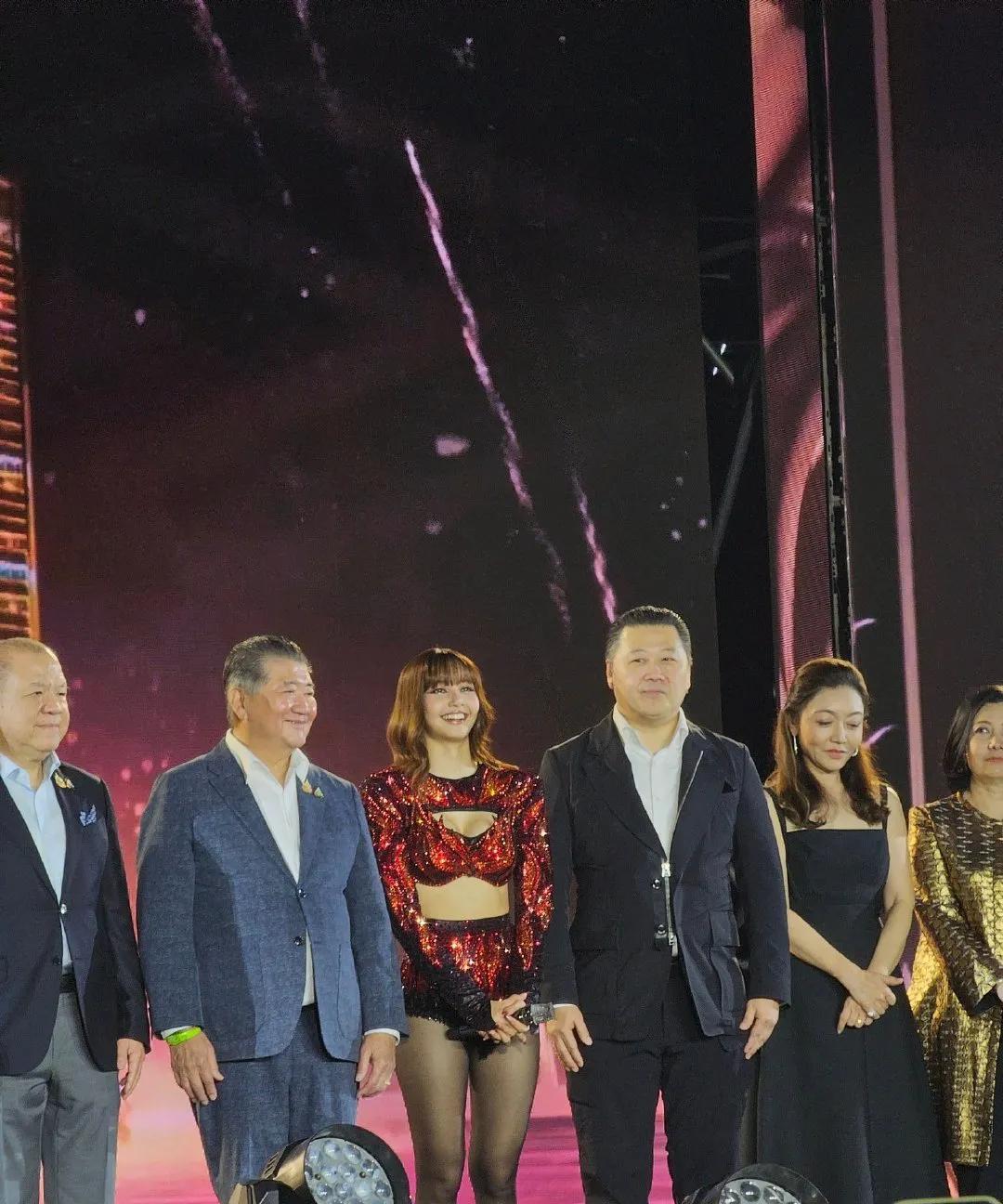 Lisa现在成泰国“国宝级艺人”了，和LV公子恋爱后她咖位真的升好多。
一边是泰