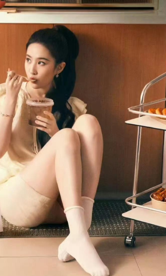 刘亦菲 小白袜你觉得好看吗