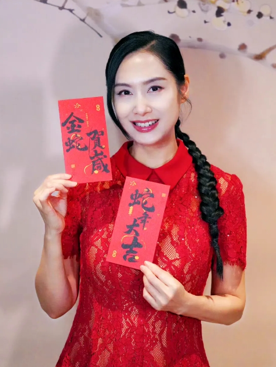 紫霞仙子朱茵居然都54岁了，难得晒新年美图，看起来还是那么美艳娇俏，皮肤紧致，眼