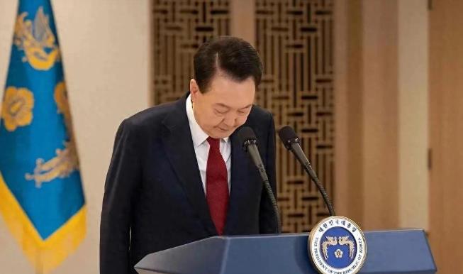 在韩国的政治舞台上，尹锡悦的一系列举动就像一场令人捉摸不透的大戏，他至今仍然在负