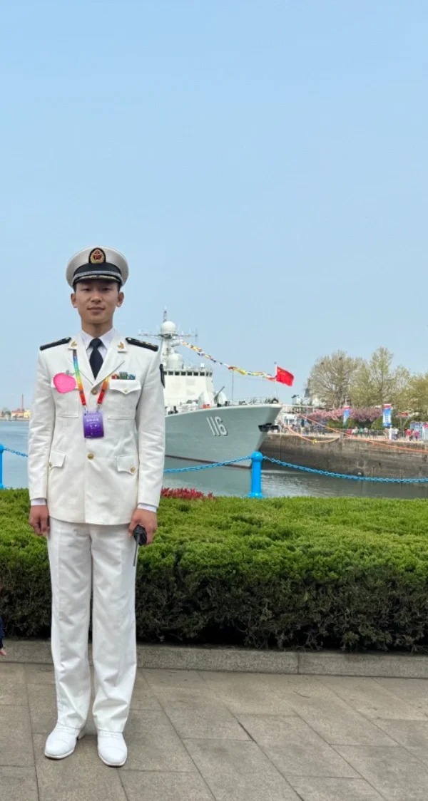 好喜欢他啊！
海军节开放日遇到的，这个人好帅啊！！！年轻，优秀！果然优秀的男人都