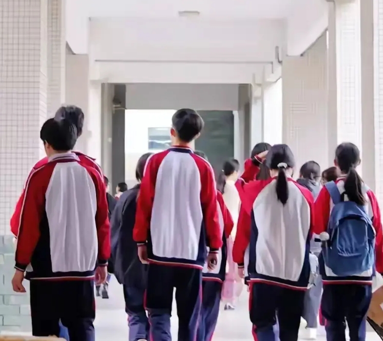 大家发现没有？现在最内卷的就是孩子们。
小学生每天除了上课之外。要学舞蹈，上钢琴