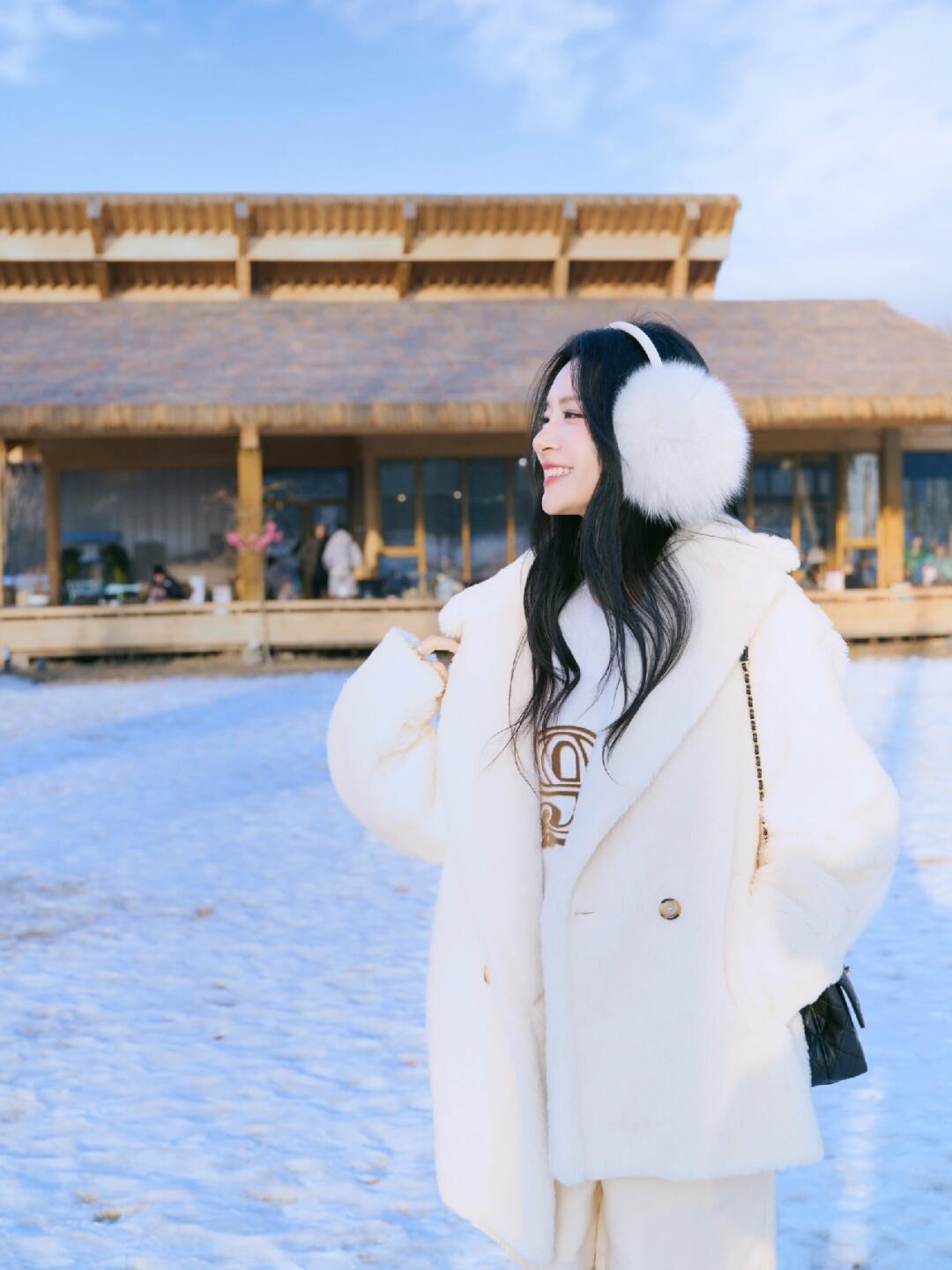 冬日午后的咖啡☕️时光冬日❄️的午后 温暖的阳光☀️ 喝着咖啡☕️ 享受这份独自