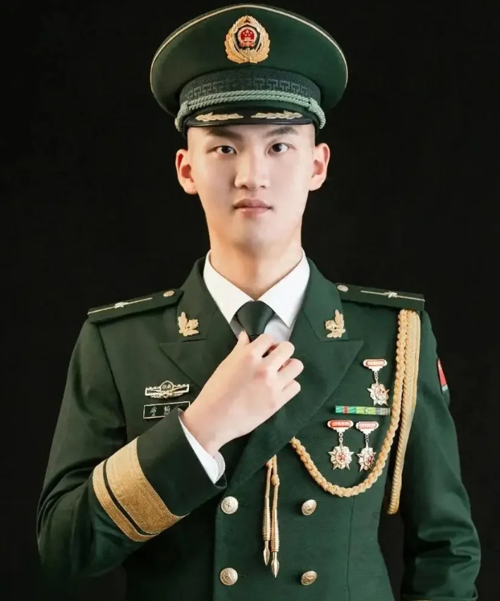 他叫席韬淇，是一名光荣的中国军人（2000年2月29日出生于湖南衡阳，2018年