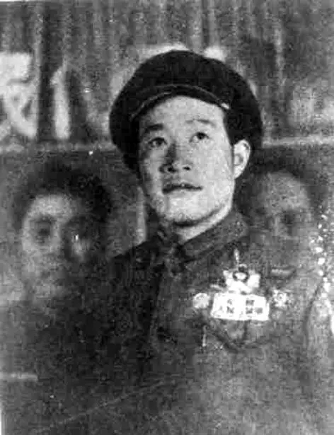抗美援朝时，杨育才推开白虎团会议室的大门，房间灯火通明，几十个南朝鲜军官正在开会