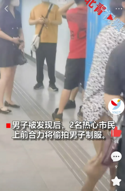 “警察，不许动！” ·4日，上海市，一男子正在利用手机偷拍女生被便衣民警发现，警