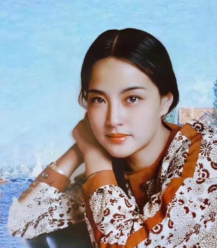 刘晓庆说得没错：“我长得不丑，而且是观众喜欢的长相。”那个年代，确实每个女演员都