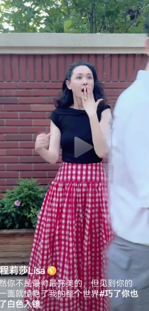 别人都是“妻奴”
程莉莎真的是妥妥的夫奴！
40多岁了还是满满的少女心，看得出她