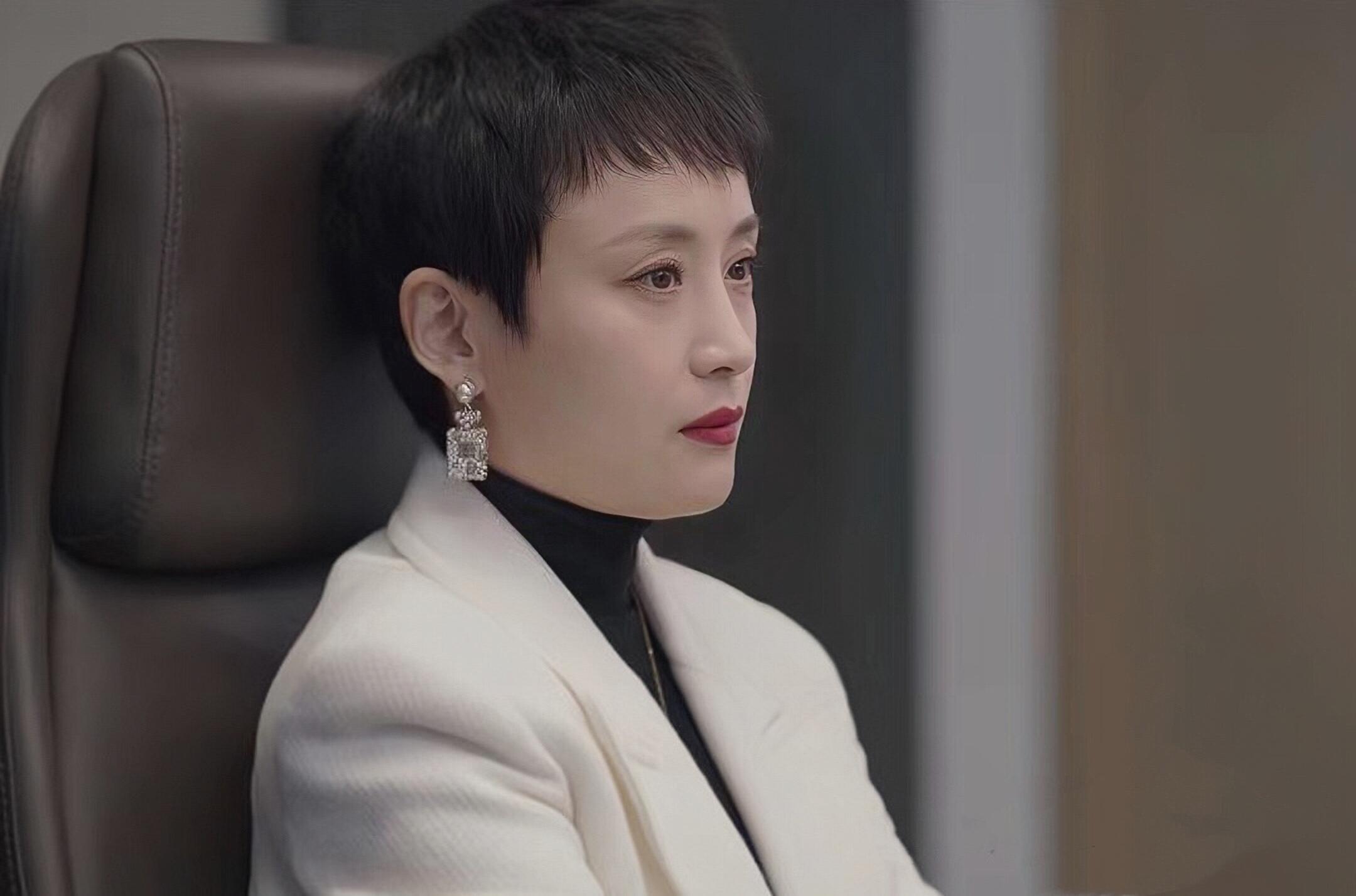 王睿智的妻子秦玲玲无奈之下只得扛起大旗