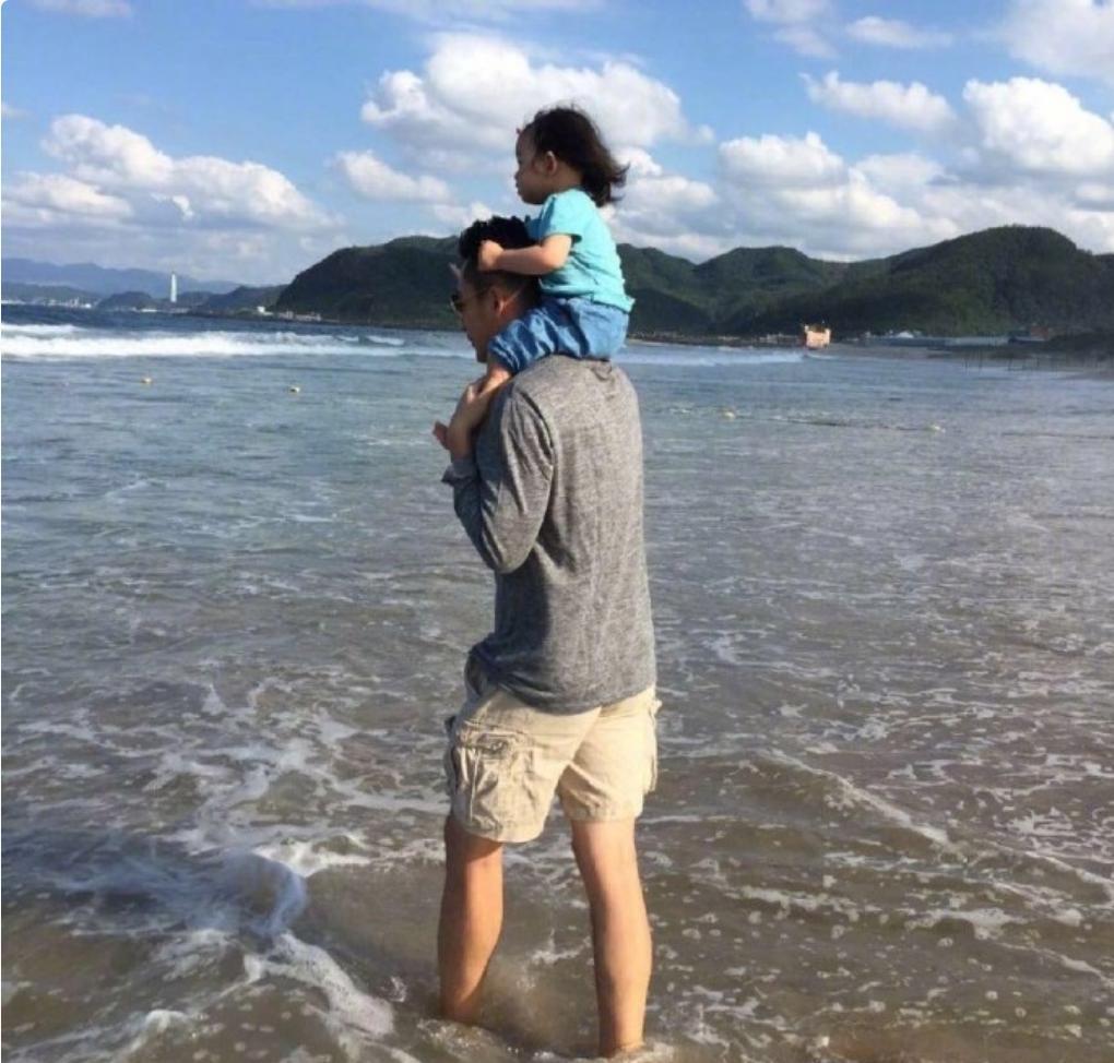 汪小菲海边合照换头像，誓做儿女坚强后盾
