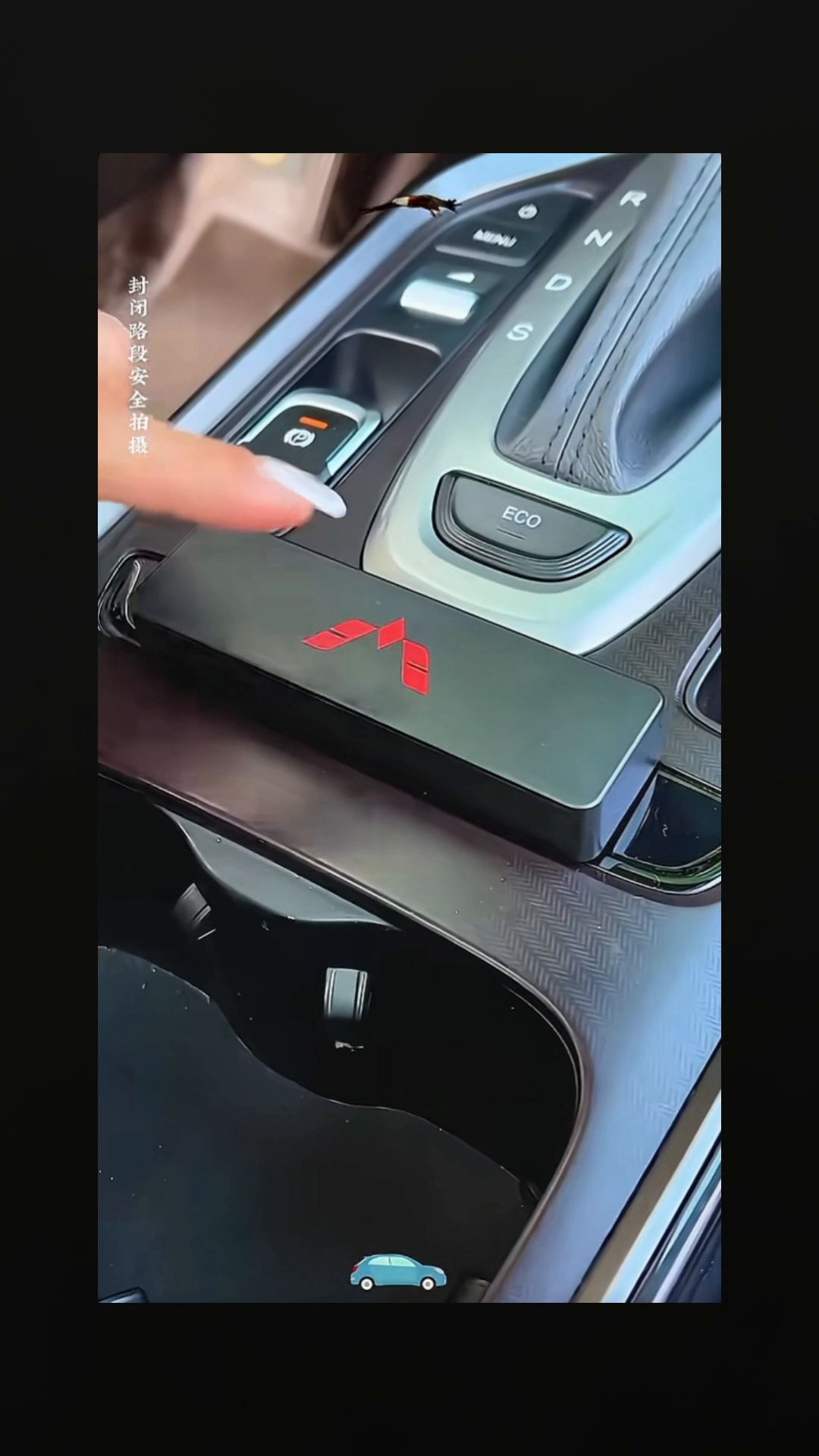 临时停车号码牌。
车里一定要放一个这样的裸车号码牌，使用时打开不需要时能随时关闭