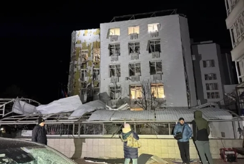 边打边谈，俄罗斯军队每天依然发射大量无人机对乌克兰目标进行打击，据乌克兰人自己拍