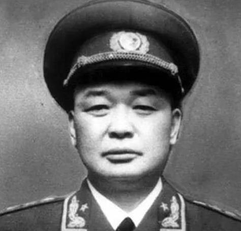 1955年授衔时，阎红彦本来没有军衔，但毛主席十分关心他，授予他上将军衔。

 