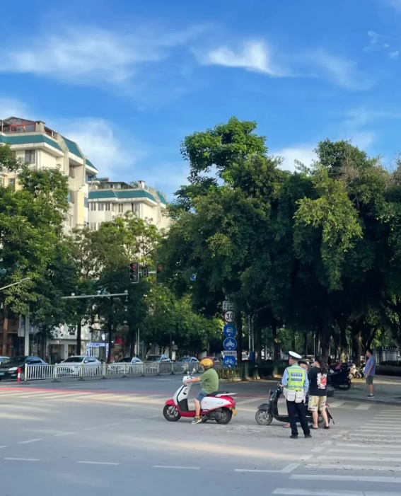 台风来了！人民生命至上是对的！但过度的反应给人民群众带来诸多不便。

地处福建闽