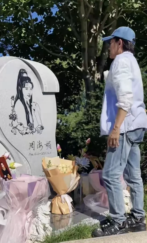 72岁香港导演重阳前拜祭周海媚，这一举动引发了广泛关注。
他是一个曾执导无数经典