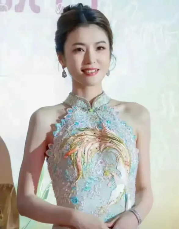 李云霄统一了全国的审美
她的美是骨子里的端庄优雅，柔而不媚，这样的人才应该出现在