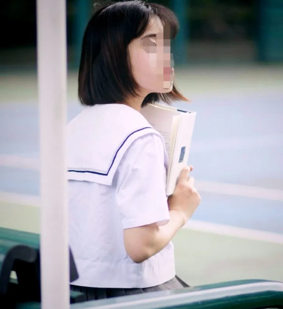 谁动我女儿，我就和谁拼命！河南，19岁女生下晚自习，回家途中，被6个小青年围住，
