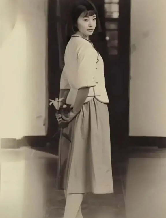 这是东北王张作霖的三夫人戴宪玉，拍摄于1905年，当年她18岁。照片上的她青春靓