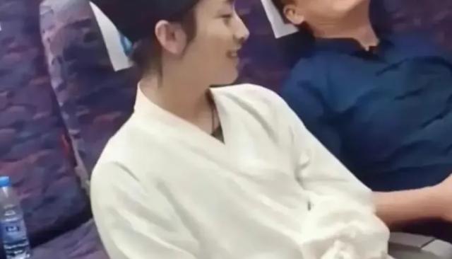 看得出，大叔是非常开心的。也许他在想，这真叫缘啊！