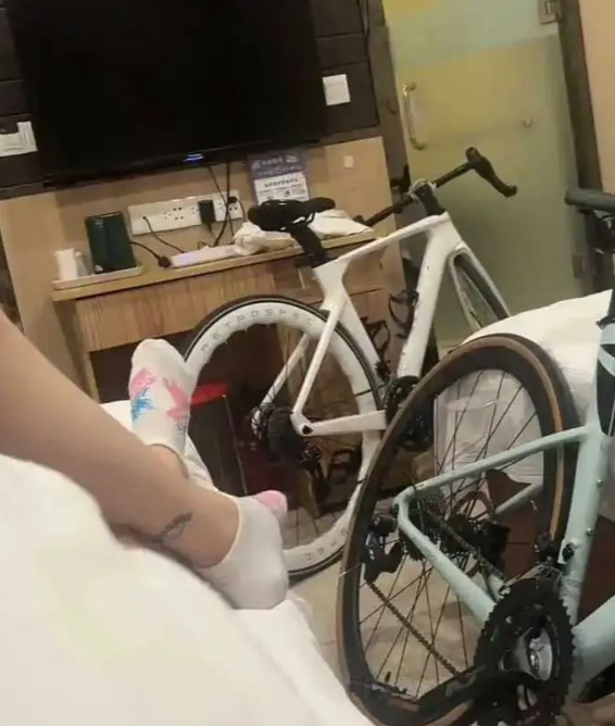 谁说骑行圈乱的？
这两百水准的宾馆是不是寒酸了点？