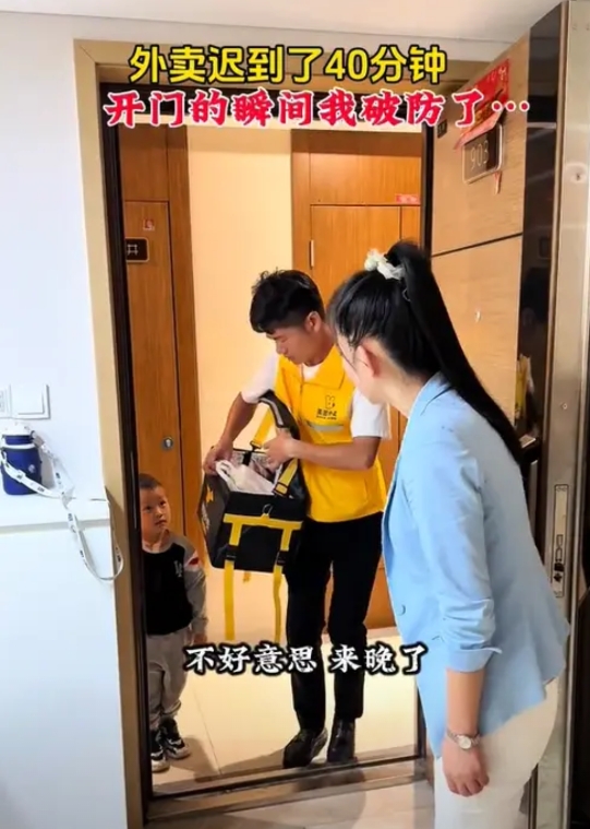 1月22日，一位美女点的外卖迟到了40多分钟才到，本来一脸愤怒的表情没处泄气，但