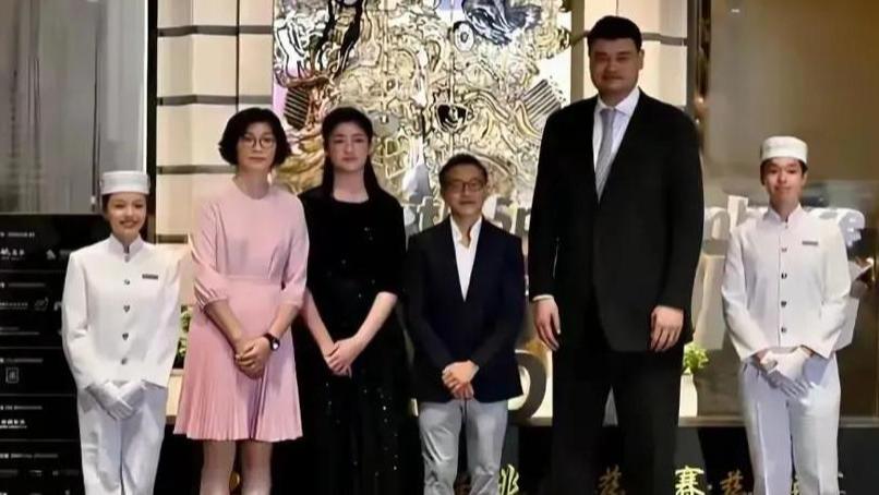姚明携妻女出席慈善晚宴，14岁女儿长到1米9，因长相太成熟引热议