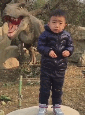 好像不想工作又不得不强颜欢笑的自己！