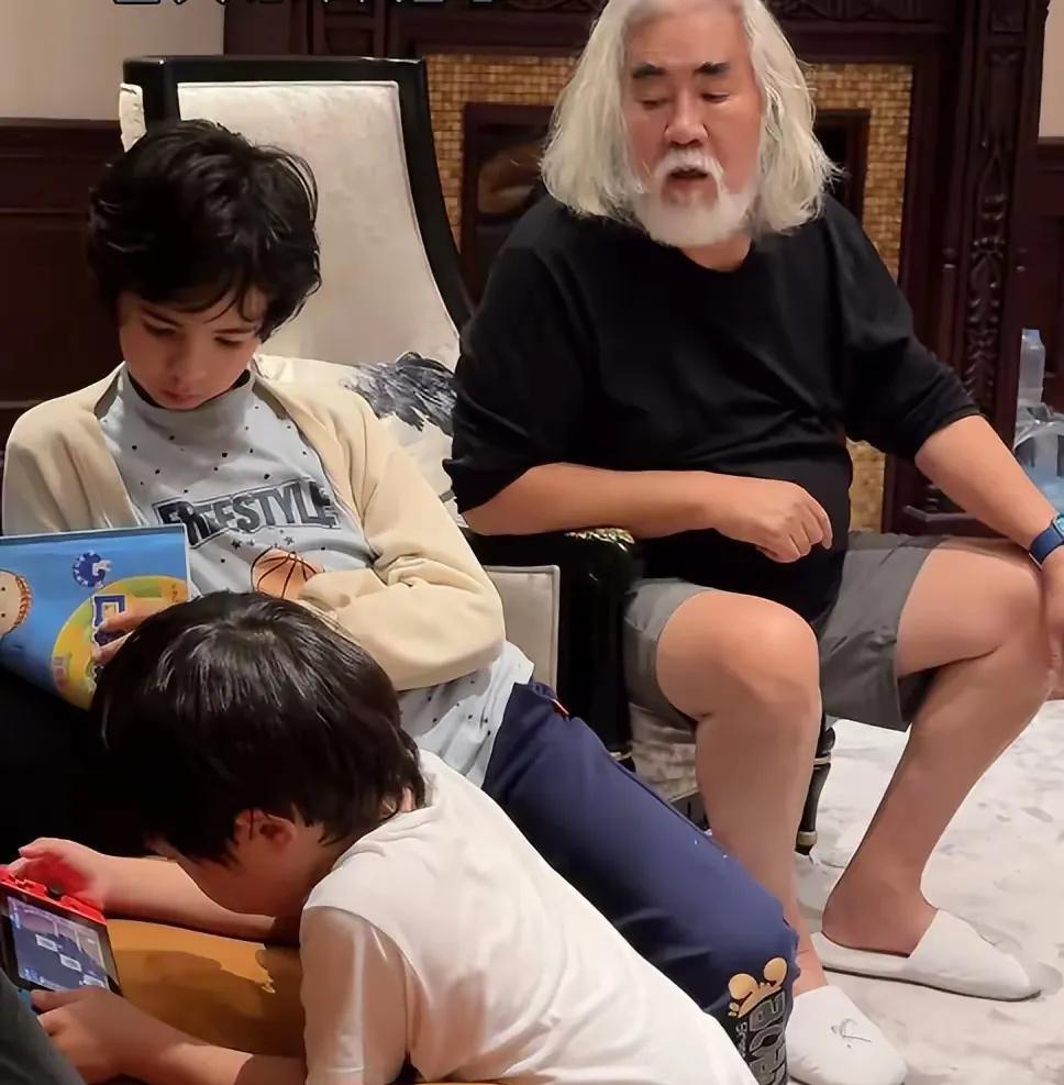5岁的小儿子嘟嘟侠打游戏，张纪中不仅没批评，还看起来很慈爱的样子！
人是不是年龄