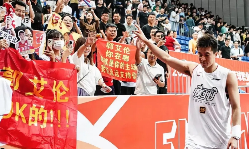 关于郭艾伦这五个事实不得不说

1.郭艾伦状态逐渐变好

2.健康的郭艾伦依然是